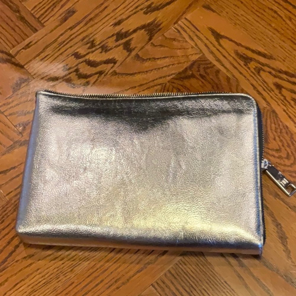 🌷IVANKA TRUMP IPAD CASE SILVER